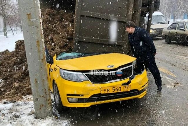 Такси самосвал. Самосвал раздавил такси. Аварии такси и самосвала в Москве. Самосвал с песком опрокинулся на такси. Такси ясенево