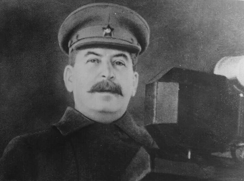 Парад 7 ноября 1941 года в москве на красной площади сталин. Речь сталина 7 ноября 1941. Сталин с днем победы парад победы 1945. Речь сталина на параде победы. Речь сталина на параде победы.
