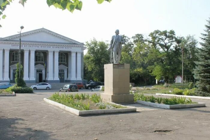 Заводской каменск шахтинский. Памятники Ленину (Каменск-Шахтинский). Мкр заводской Каменск-Шахтинский памятник Ленину. Парк Победы Каменск Шахтинский. Парк Ленина Каменск-Шахтинский.