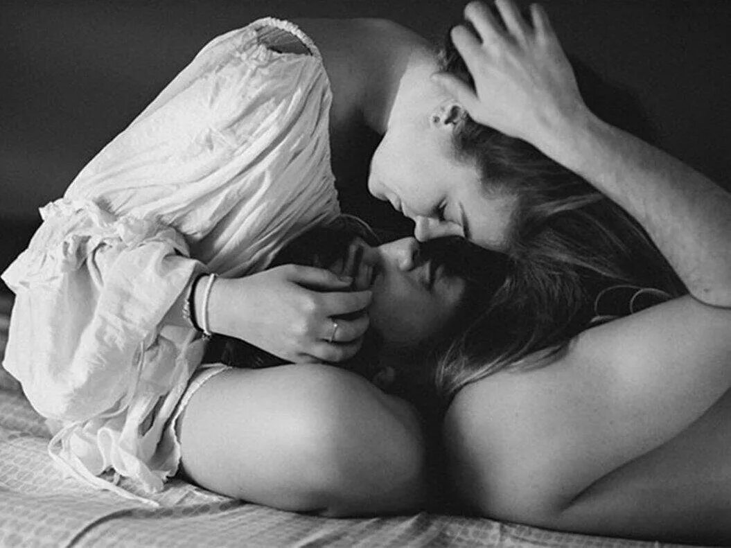 Романтичная женщина. Завтрак в постель девушке. Утро страсть. Страстное утро. Парочка в постели.