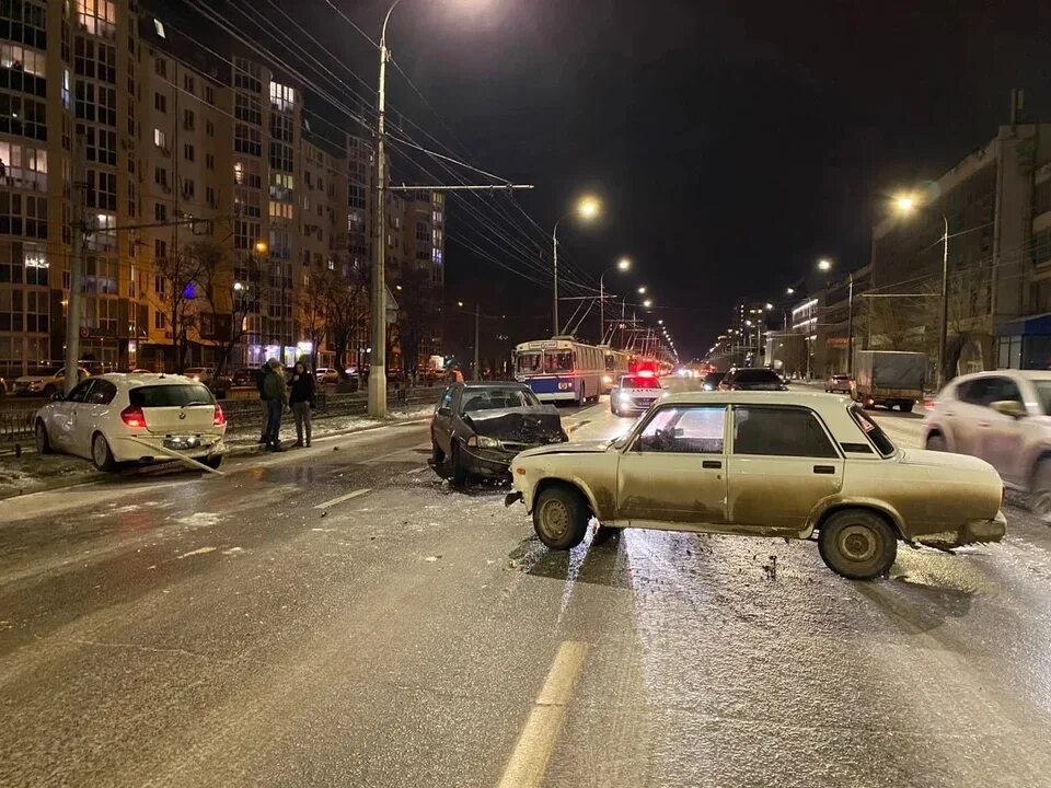 Авария проспект Ленина Волгоград. Авария на Кутузовском проспекте. Происшествия 2000 года