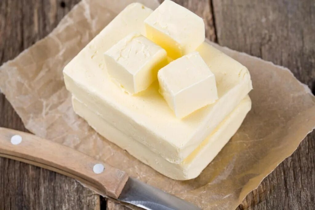 Масло сливочное. Кубик сливочного масла. Сыр и сливочное масло. Сырное масло.