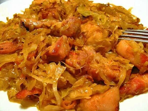 Блюдо тушеная капуста с мясом как называется. Тушёная капуста с говядиной. Блюдо тушеная капуста с мясом как называется. Бигус с картошкой. Тушеная капуста с фаршем.