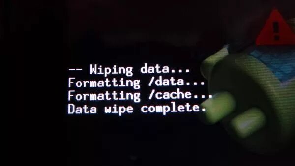 Английский wipe data. Data wipe complete перевод. Wiping data formatting data formatting cache data wipe complete перевод на русский. Телефон завис на wiping data formatting data.