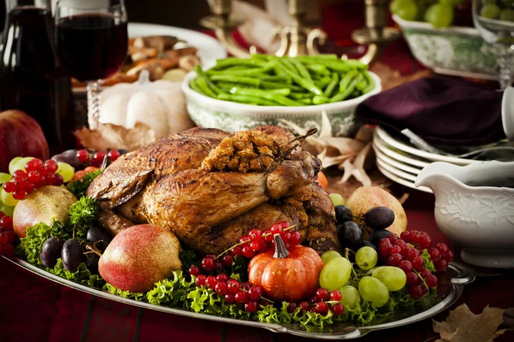 Богатый стол картинки. Натюрморт накрытый стол. Богатый стол картинки. Традиционный русский новогодний стол. Шикарный стол с едой.