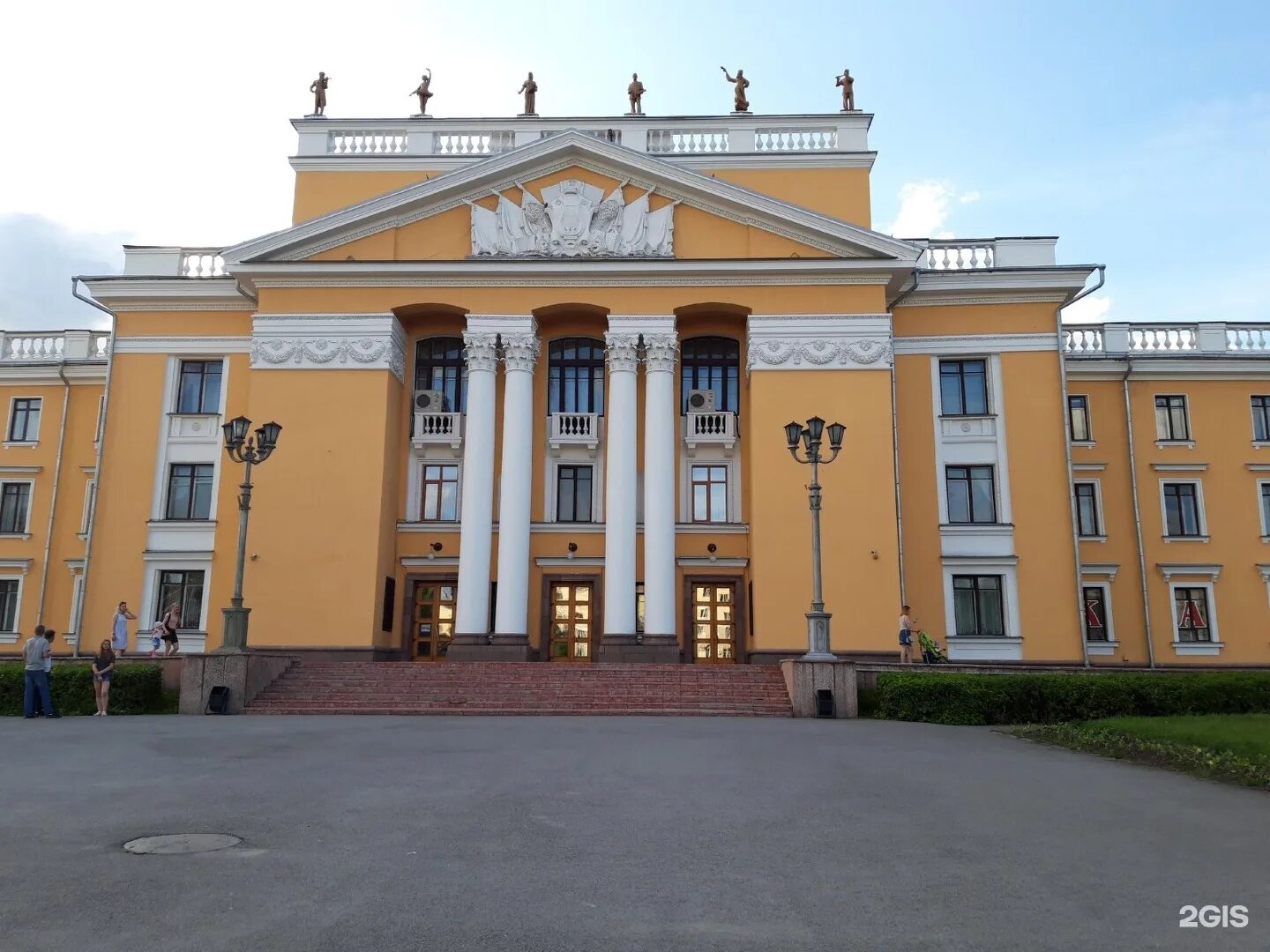 Сайт алюминщик новокузнецка. Дворец Алюминщиков Новокузнецк. ДК Алюминщик Новокузнецк. Дворец Алюминщиков Новокузнецк парк. ДК Алюминщик Новокузнецк зал.