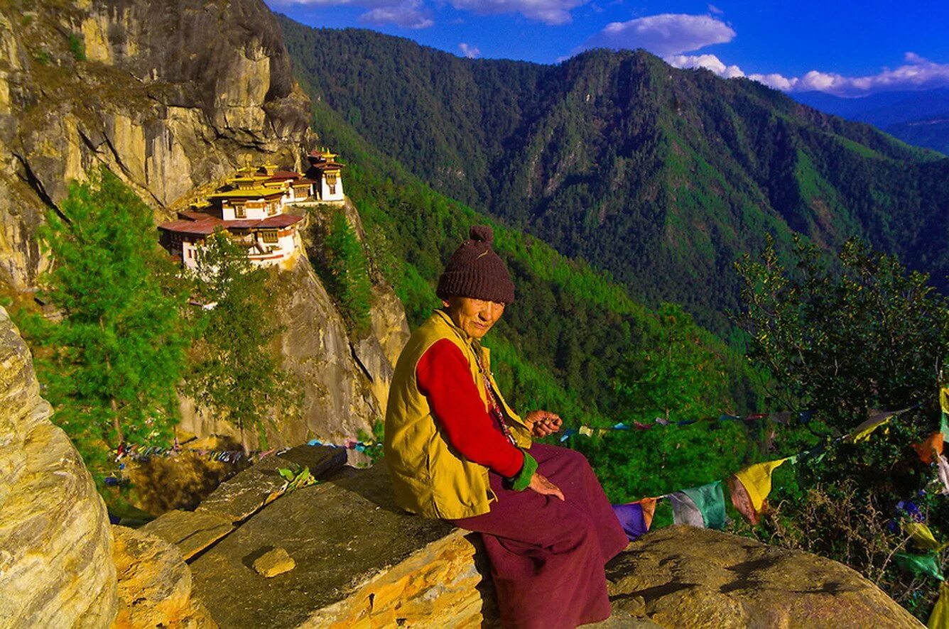 Бутан Гималаи. Бутан королевство счастливых. Королевство бутан Министерство счастья. Королевство бутан люди. Гималаи люди