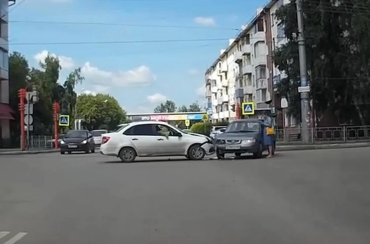 Погода в кузнецком сейчас. Проспект Ленина Ленинск-Кузнецкий перекресток. Кирова 114 Ленинск-Кузнецкий. Перекрестки в Ленинске Кузнецком. Перекресток Ленинск Кузнецкий.