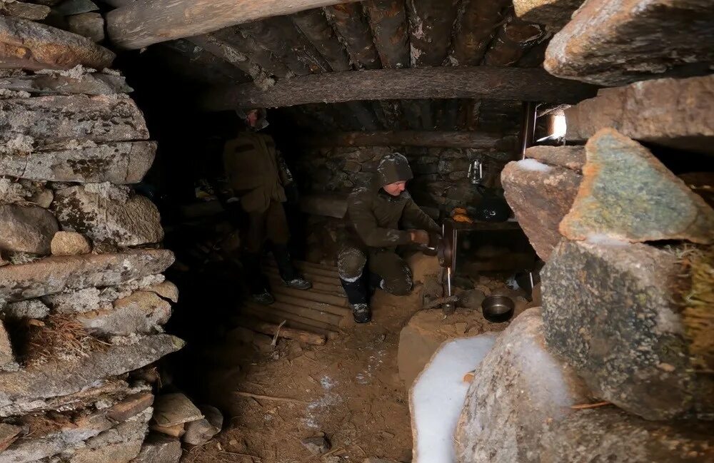 Землянка в тайге. Замаскированная землянка. Маленькая землянка. Стройка землянки в тайге. Тарасенко мужья для землянки 2