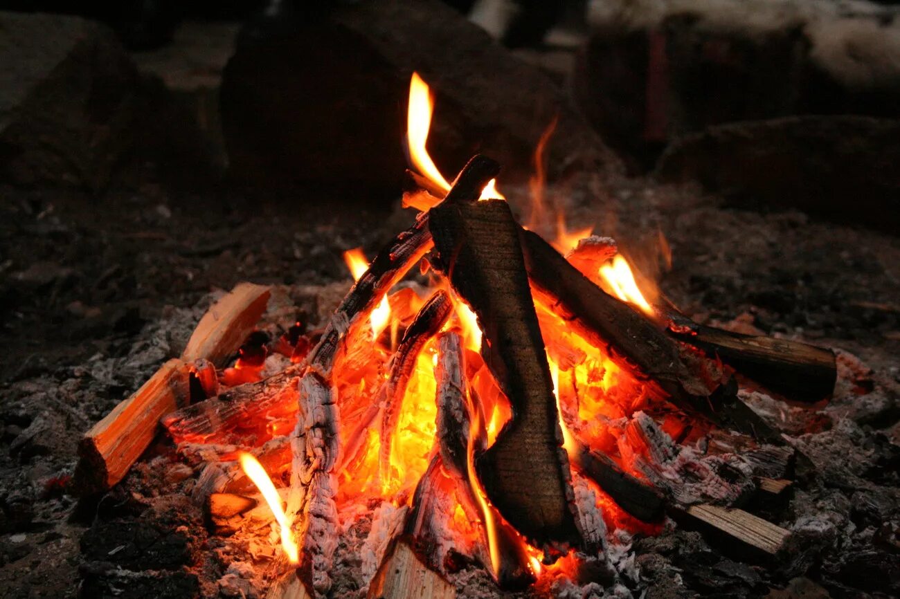 Костёр. Походный ритуал. Кастра. Огонь и ветер. Кубинский революционер фидель кастро.