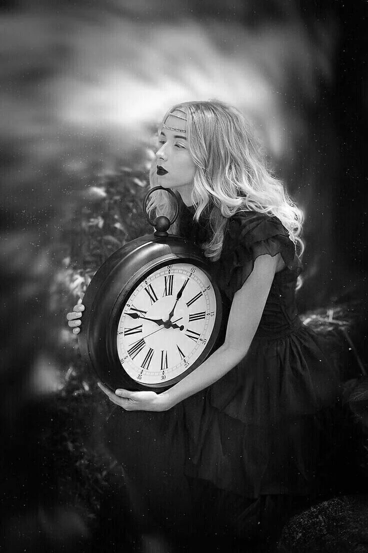 Часы в стиле аниме. Аниме девушка с часами. Красивая девушка с часами. Девушка с часами арт. Девушка часы арт.