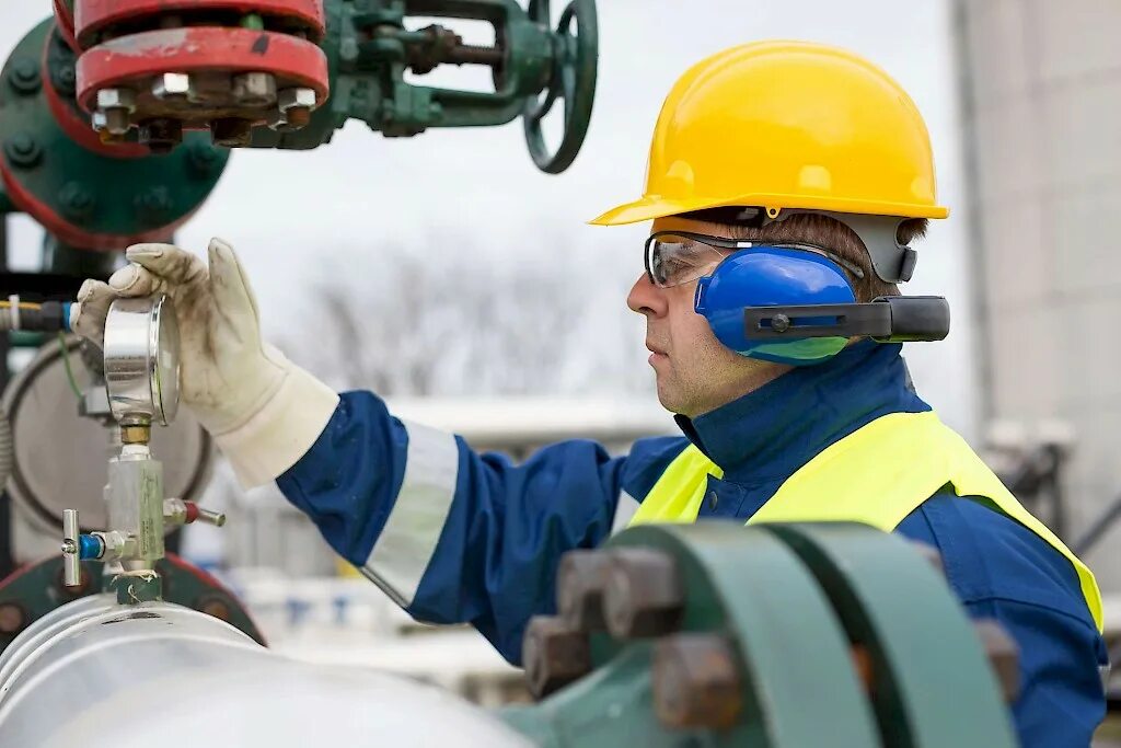Оператор по добыче газа. Оператор добычи нефти и газа. оператор по химической обработке скважин. сиз оператора по добыче нефти и газа. сиз для оператора добычи нефти.