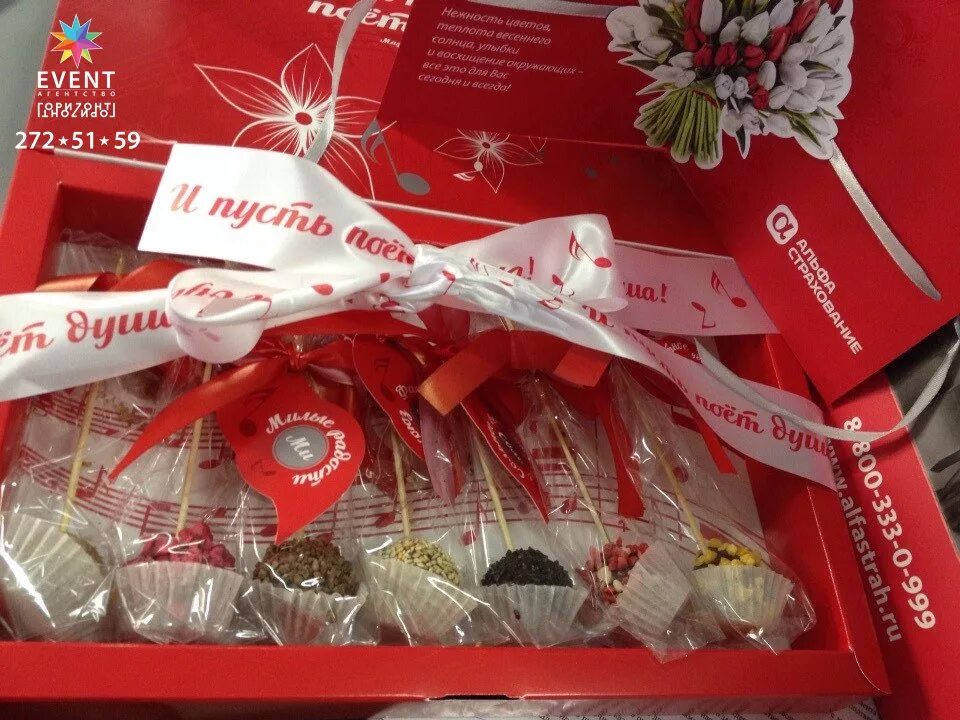 женщина без подарка. дарим подарки. женщина дарит подарок. женщина дарит подарок. подарок девушке.