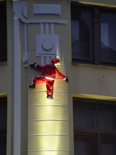 дед мороз спускается с крыши. дед мороз на крыше. дед мороз десантник новый год. украшение санта клаус лезет в окно. дед мороз на крыше.