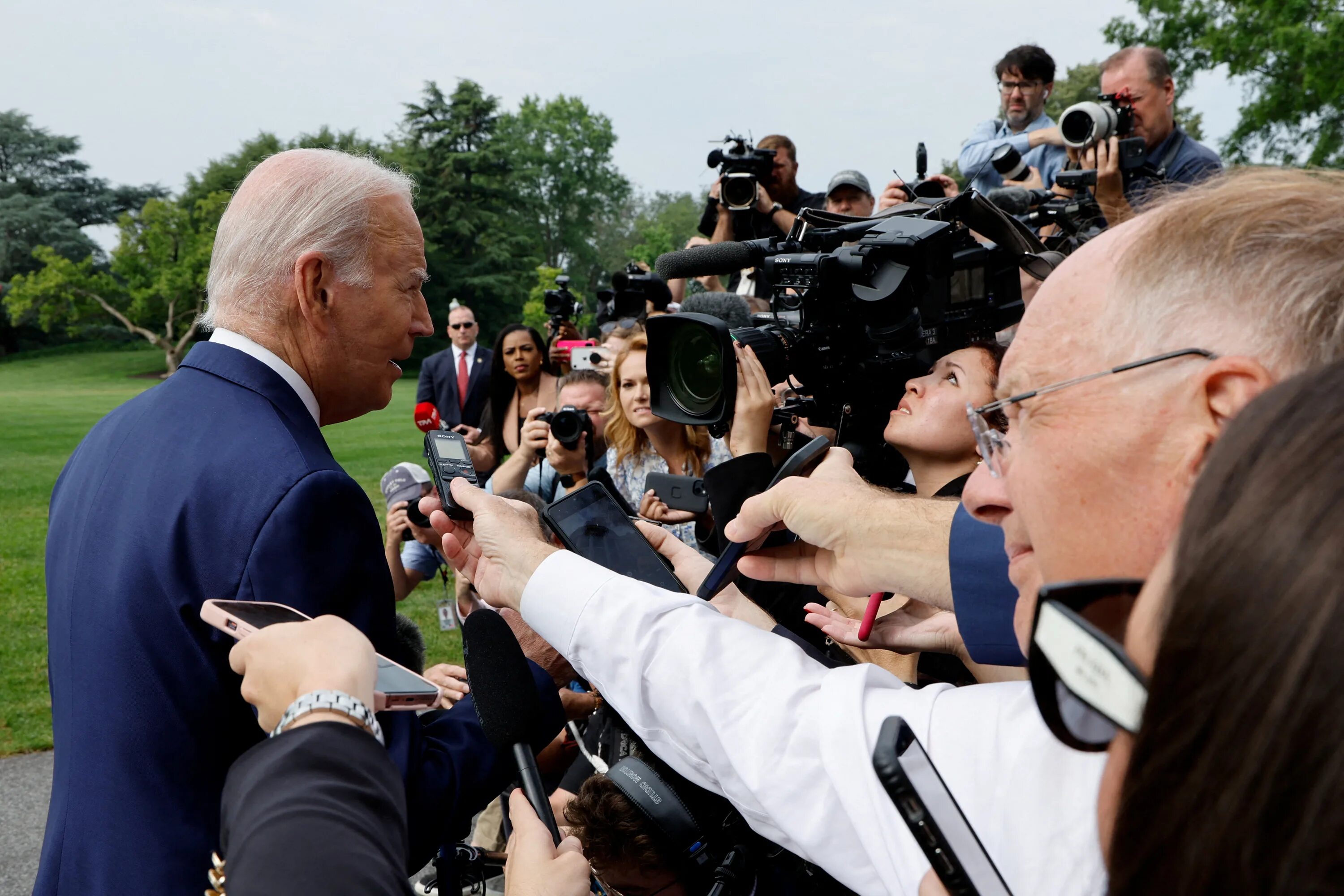 Jin ping vs joe biden 2022. Байден красно белый галстук фото. Байден иран. Байден ирак 1991. Biden r003.