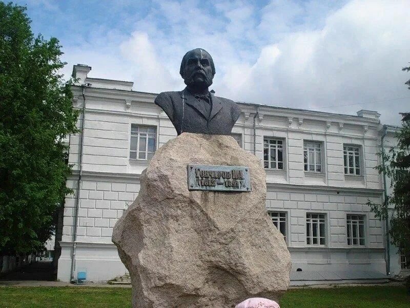 Памятник Гончарову в Ульяновске. Памятник бюст Гончарову в Ульяновске. Памятники ульяновска писателей