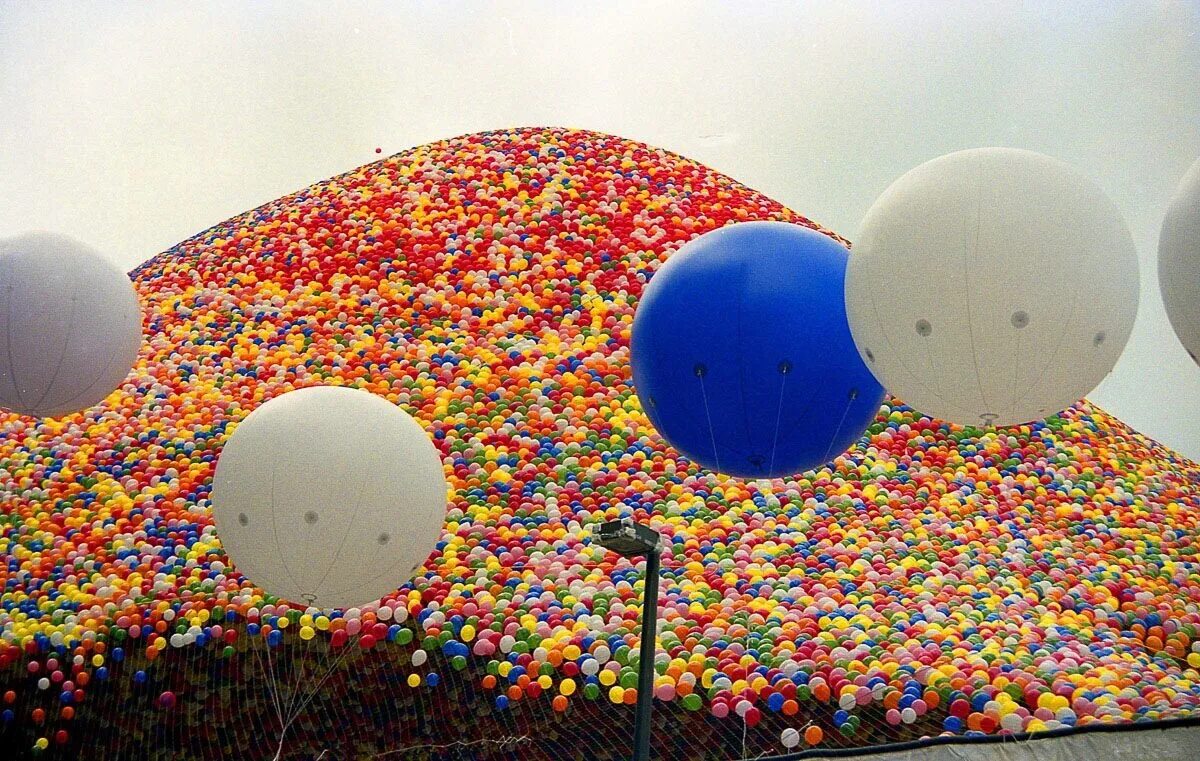 Выпустили в небо шары. Balloonfest 1986. Кливленд 1986 воздушные шары. Воздушный шарик. Огромные надувные шары.