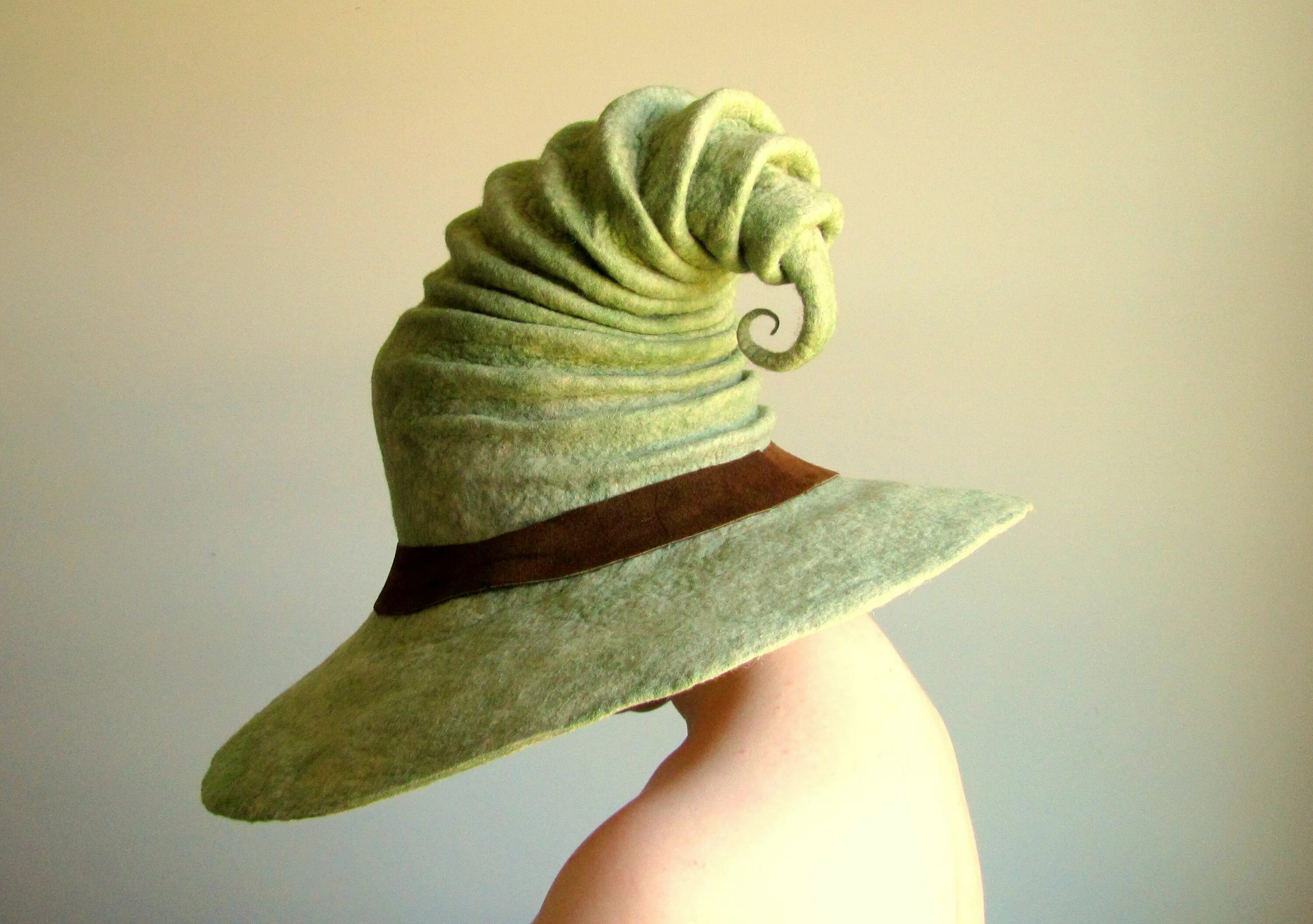 Finding hats. Необычные шляпы. Креативные шляпки. Шляпки из Войлока. Шляпа из Войлока.