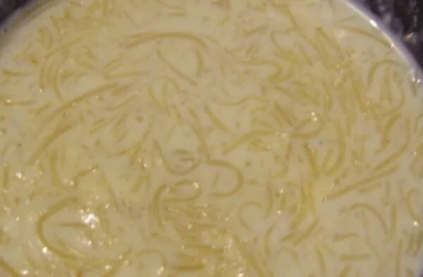 молочный суп с вермишелью. детская молочная вермишель. молочный суп с вермишелью. вермишелевая каша. молочный суп с вермишелью для ребенка.