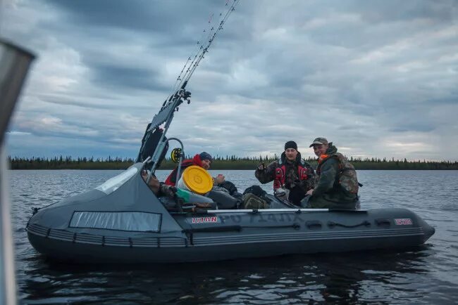 Тарга троллинговая для пвх. Троллинг на лодке пвх. Крепления для спиннингов на морской катер для троллинга. Троллинг на лодке пвх. Держатель удилища на лодку пвх.
