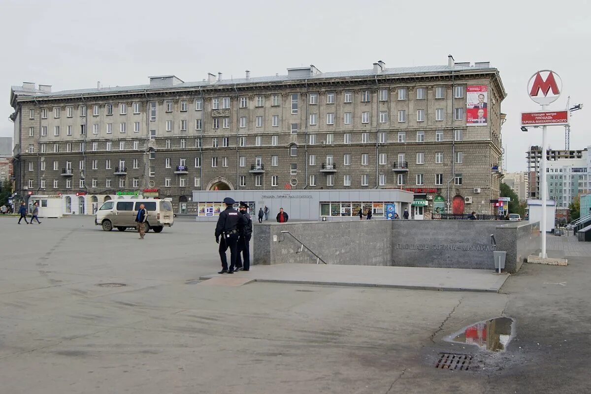 Площадь гарина-михайловского в новосибирске. Площадь гарина-михайловского в новосибирске. Площадь гарина-михайловского. Вокзал в новосибирске на площади гарина-михайловского. Город новосибирск жд вокзал площадь гарина михайловского.