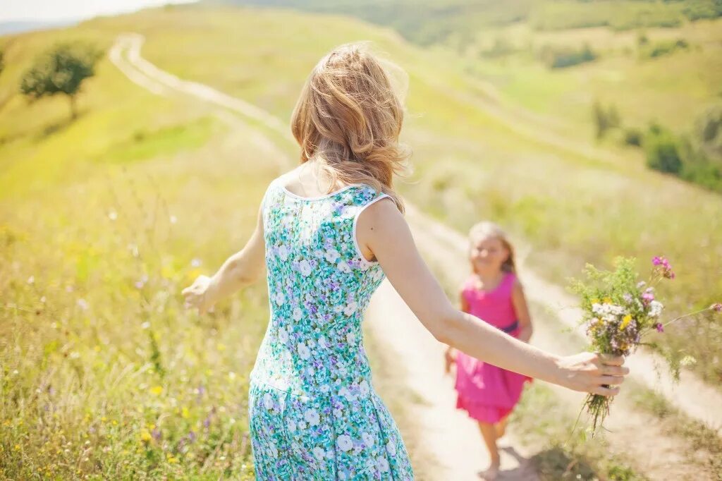 Малыш бежит к маме. Ребенок бежит навстречу. Дочь бежит навстречу. Ребенок бежит навстречу. Навстречу маме.