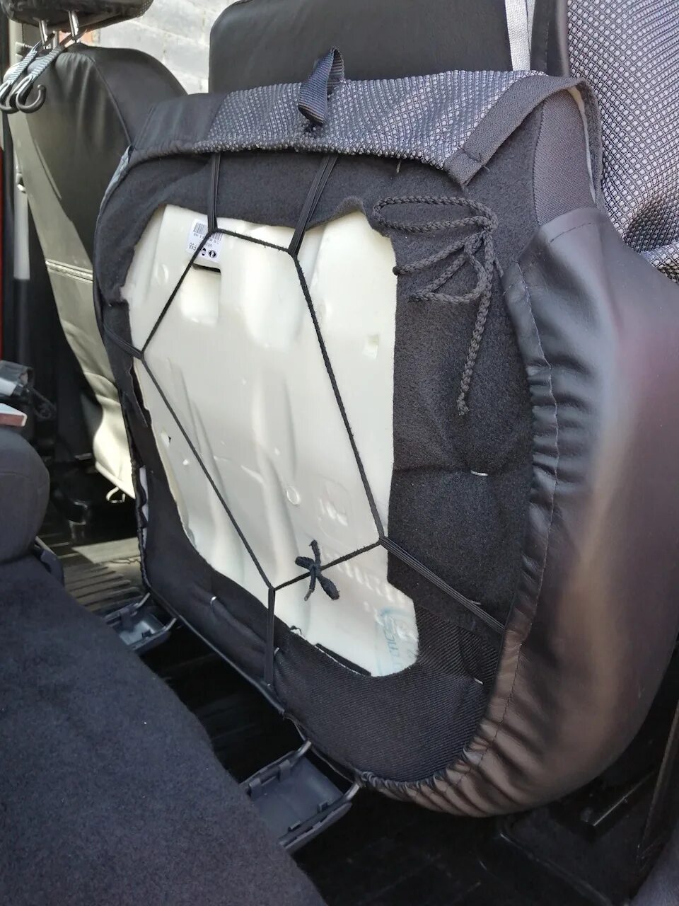 Авточехлы текстильные лада гранта 2022. Как одеть чехлы на сиденья гранта. Одеть чехлы на гранту. Как одеть чехлы на сиденья гранта. Кресло лада гранта чехлы автопилот.