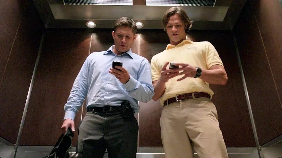 сэм винчестер в белом костюме. сверхъестественное 14 13. сэм вессон сверхъестественное. а вы пробовали выключить и включить it crowd. сэм вессон сверхъестественное.