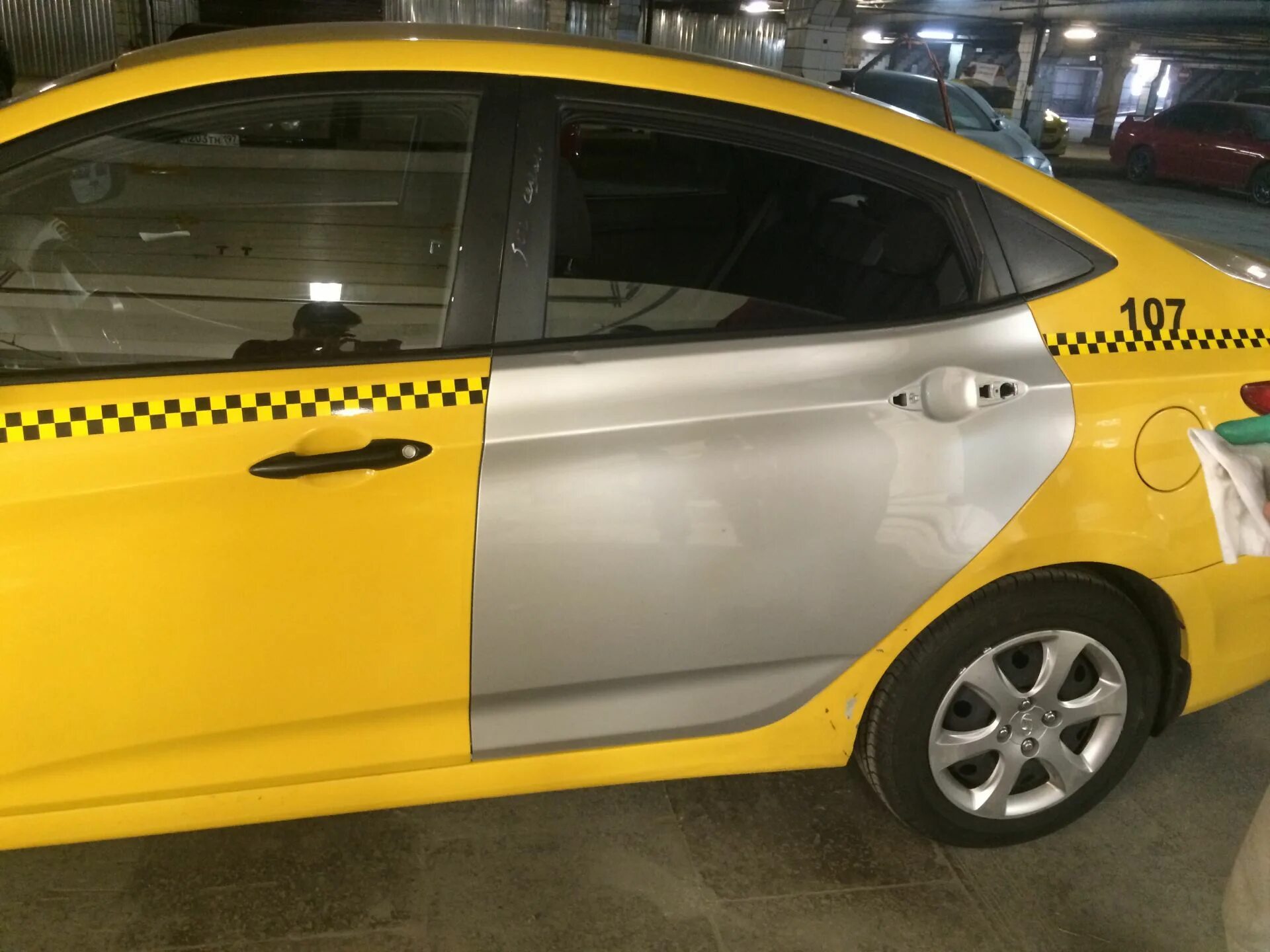 Обклейка машин такси. Оклейка авто желтой пленкой. Оклейка такси. Оклейка такси пленкой. Оклейка такси виниловой пленкой авто.