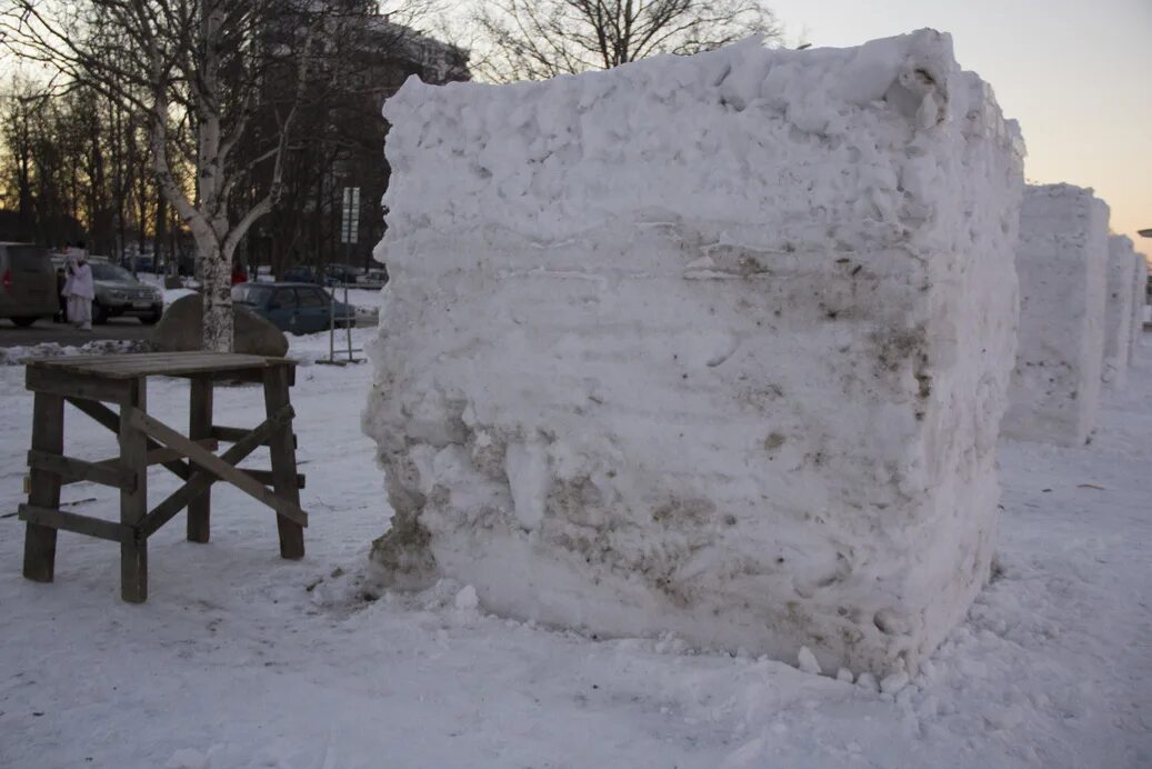 Куб из снега. Кубометр снега. Снежный куб. Куб снега. Кубометр снега.