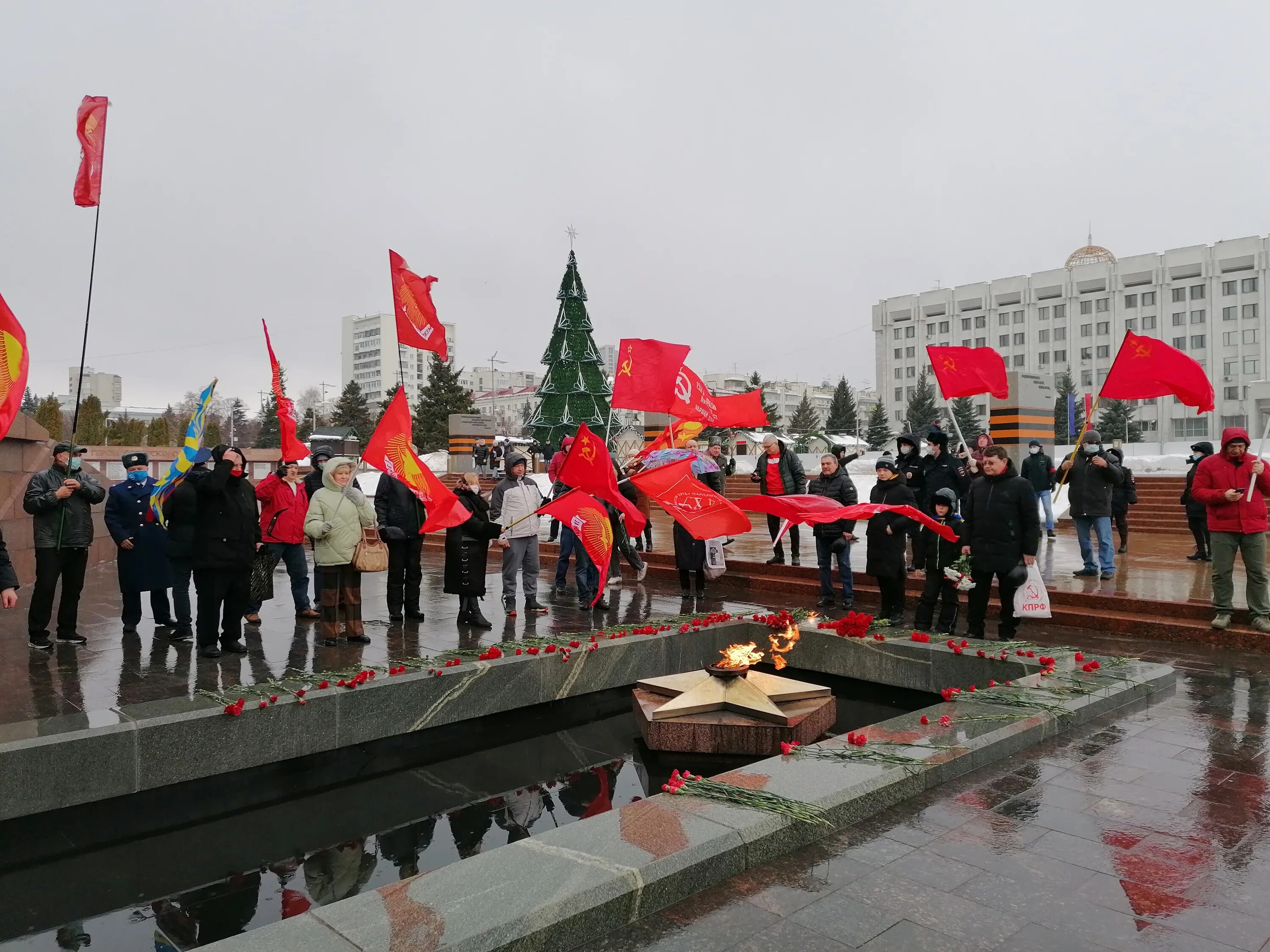 Возложение цветов к вечному огню на 9 мая. Акции к 23 февраля в фитнес клубах. Концерт ко дню защитника отечества 23 февраля 2022. Коммунисты. Концерт ко дню защитника отечества.