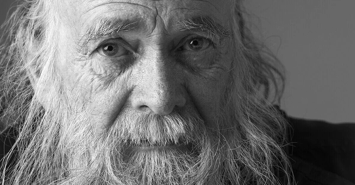 Старик строго. Василий ямов. седой старик. старик с бородой. седой дедушка.