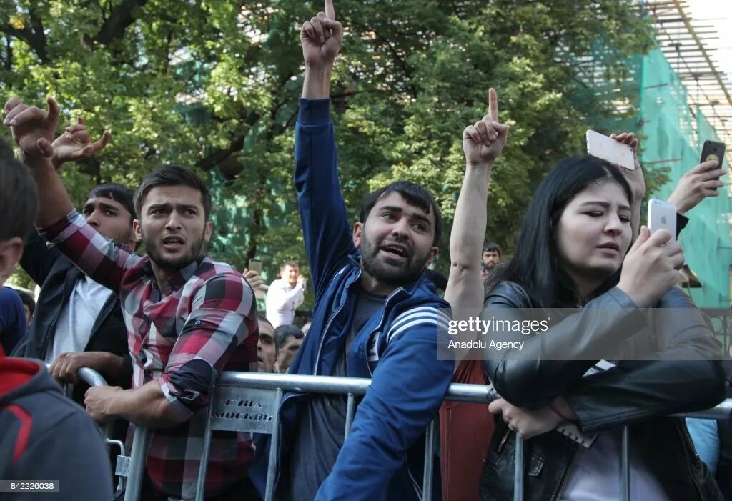 Митинг мусульман. Мусульманский протест. Мусульманские митинги в Англии. Изображение митинга в мусульманской стране.