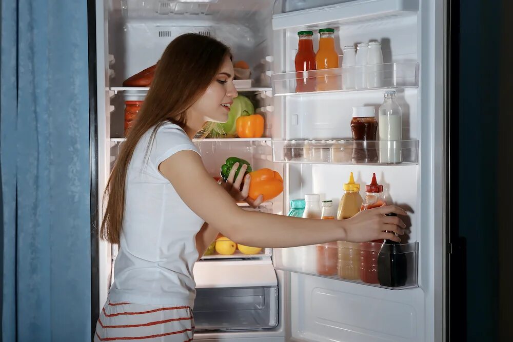 Можно отключать холодильник на ночь. Полка в холодильник девушка. Look into the browns refrigerator. Человек в холодильнике. Холодильник ночью.