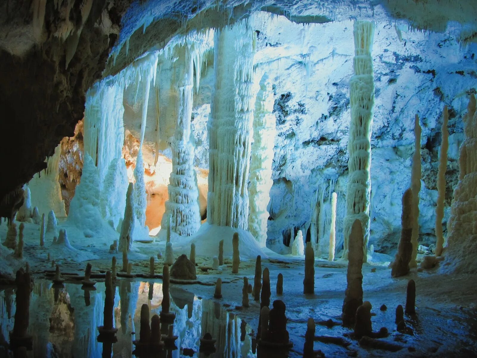 Рио секрето юкатан. Пещера со сталактитами и подземным ручьем. Кунгурская пещера сталактиты. Сталактиты и сталагмиты. Карлсбадские пещера lechuguilla cave.