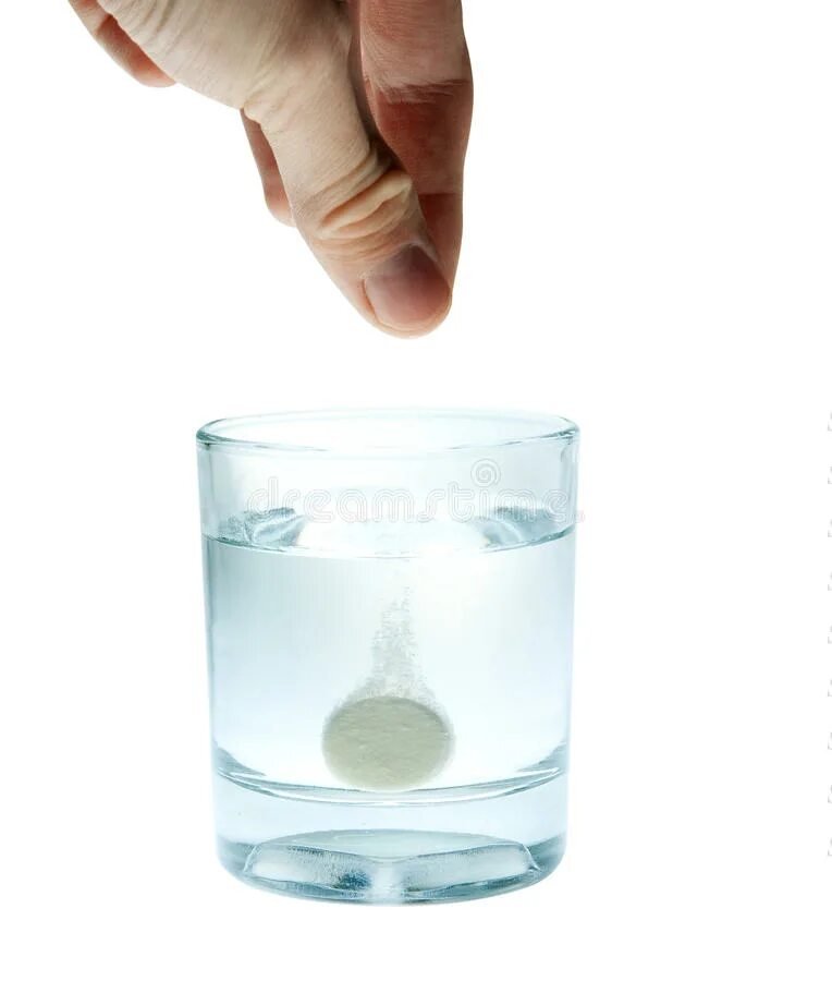 Выделение пузырьков газа. Шипучая таблетка в стакане. Растворение таблетки в воде. Таблетка растворяется в воде. Стакан воды и аспирин.