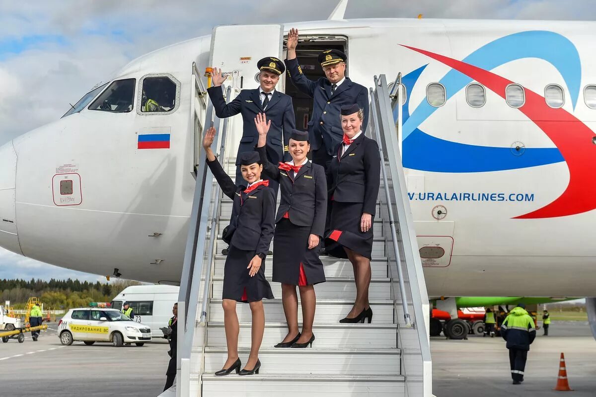 Полет на самолете пермь. Уральские авиалинии аэропорт. Уральские авиалинии Бортпроводник. Уральские авиалинии экипаж. Ural Airlines в аэропорту.