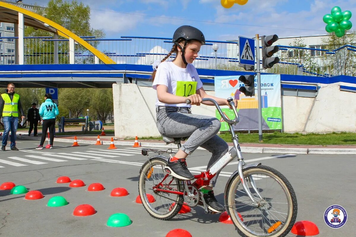 Конкурс юных инспекторов движения безопасное колесо. Автогородок безопасное колесо для детей. Конкурс автогородок ЮИД. Автогородок для конкурса безопасное колесо. Детский автогородок Новосибирск.