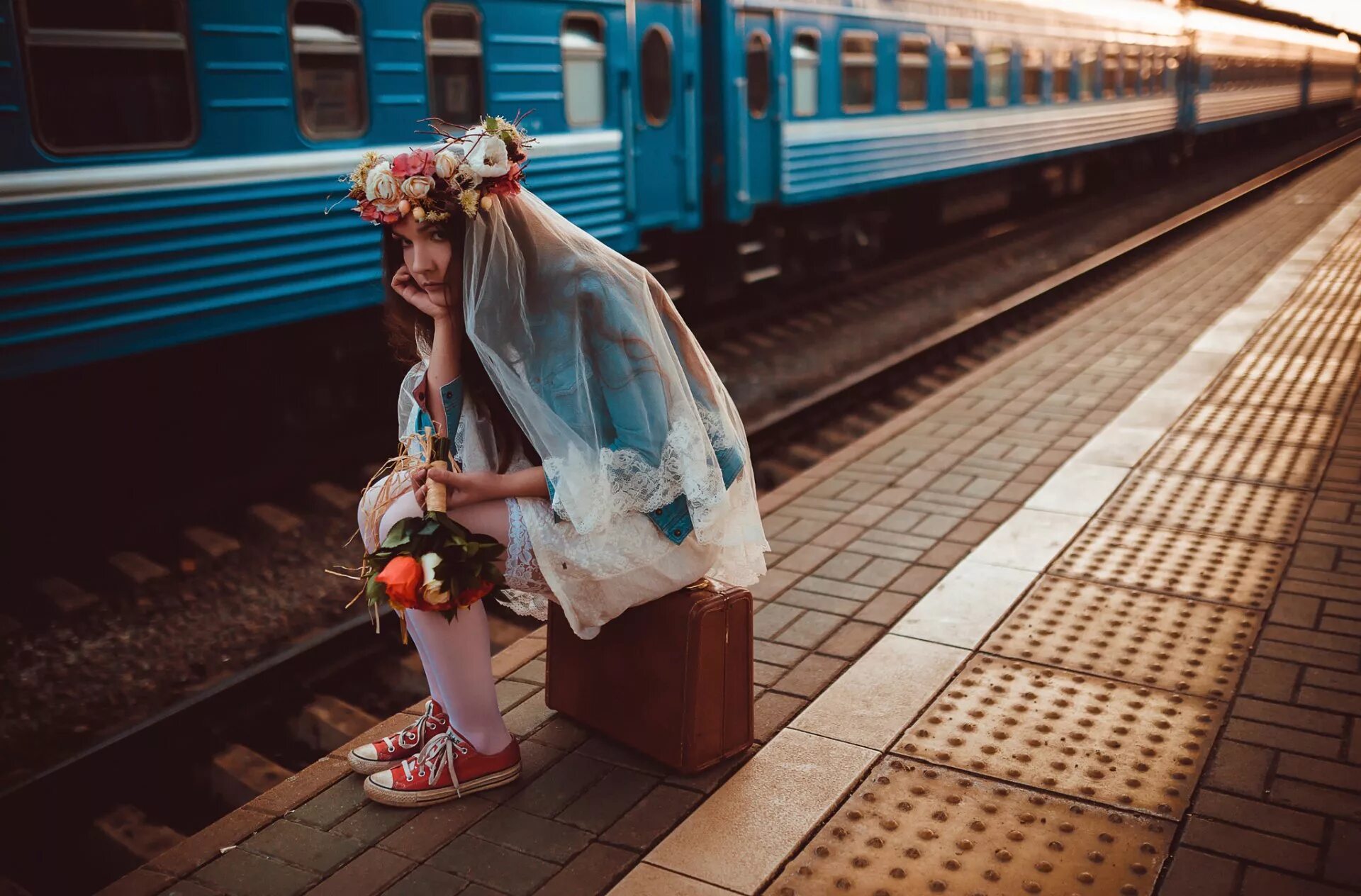 Люди в жизни как поезда. Девушка на вокзале с чемоданом. Девушка с чемоданом у поезда. Фотосессия на вокзале с чемоданом. Девушка ждет на вокзале.