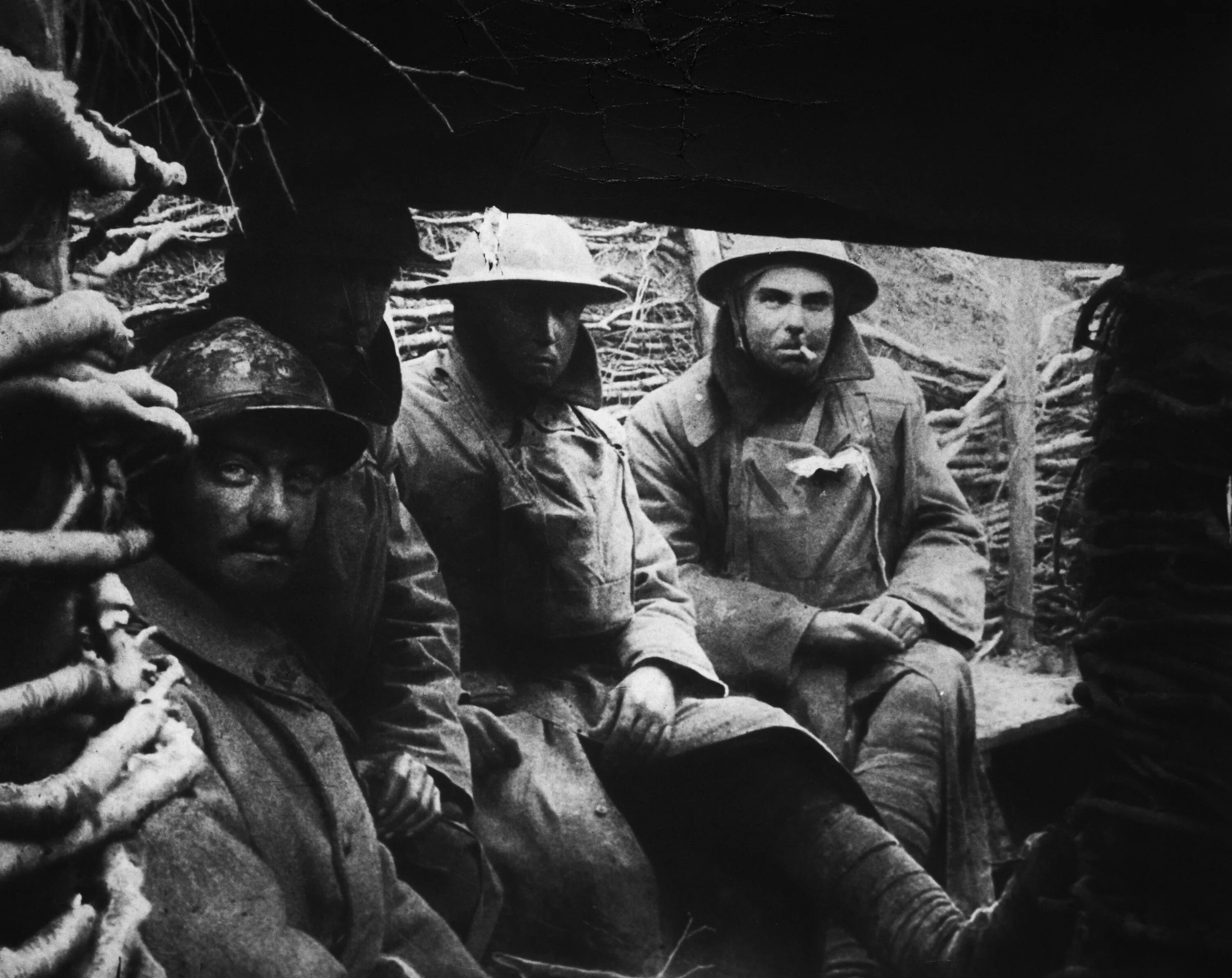 Во время первой мировой войны. Английские солдаты в окопах в первой мировой войне. Русские солдаты в окопах первой мировой войны.