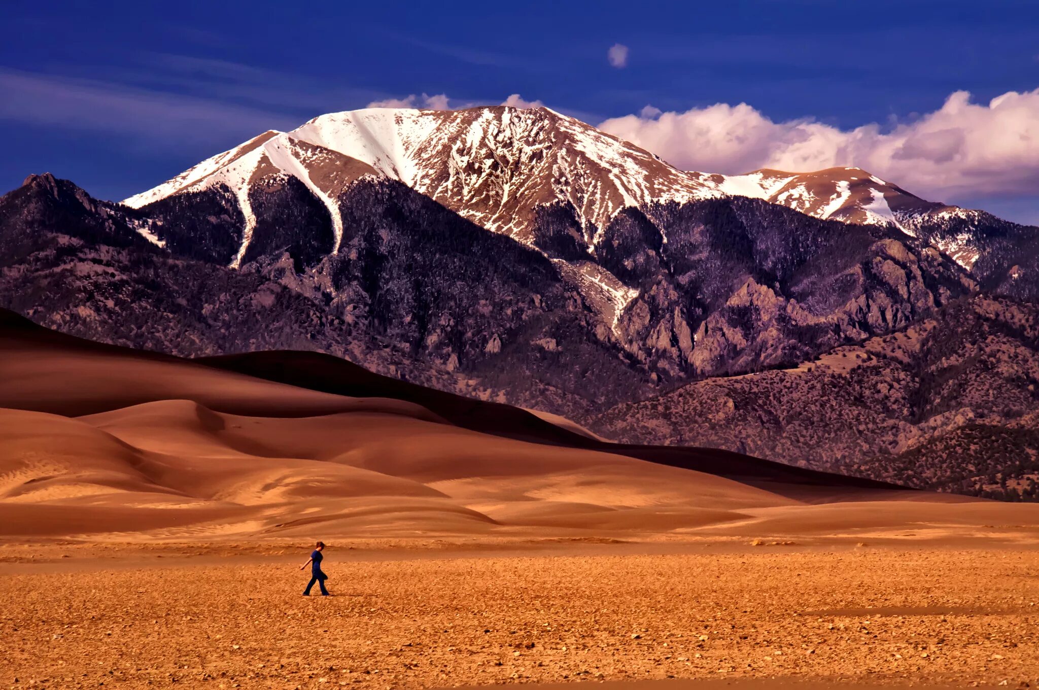 Гора калахари. В пустыне есть горы. Плато тассилин-аджер алжир. Вади-рам иордания. Рельеф пустыни.