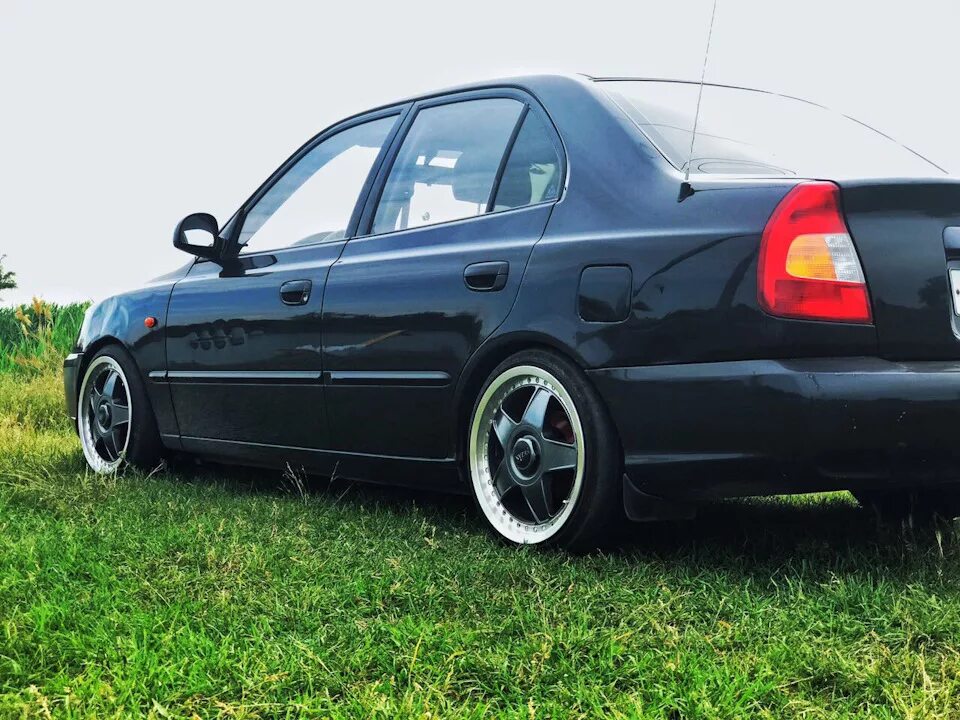 Hyundai accent диски r16. Hyundai accent r16. Хендай акцент r17. Хендай акцент r15. Hyundai accent на 17 колесах.