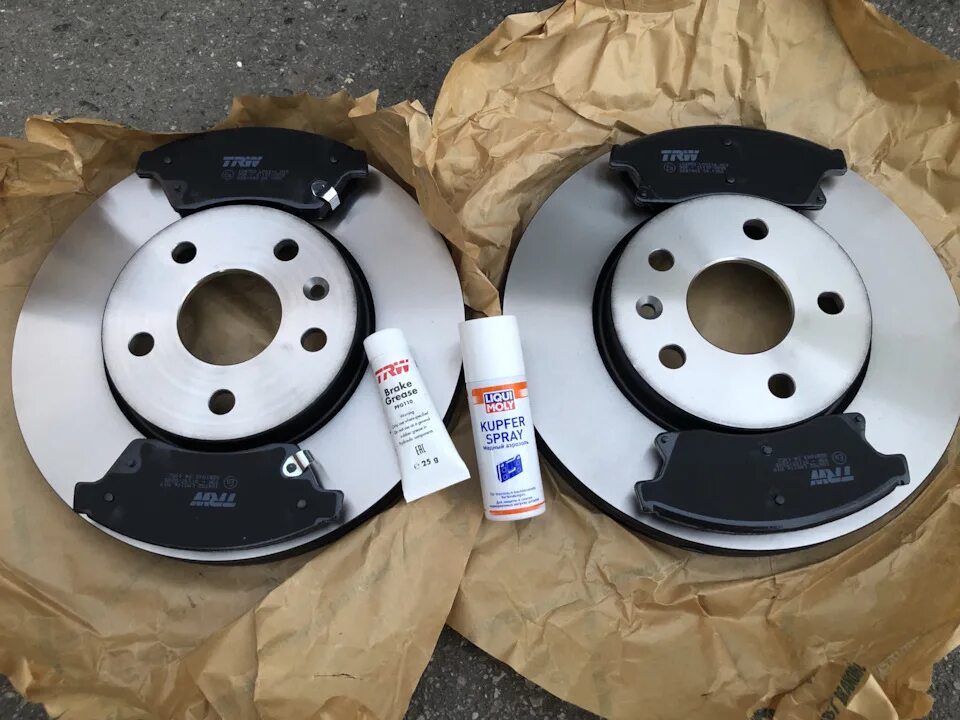 Передний тормозной диск опель мокка 1. Колодки передние chevrolet trax. Диск тормозной передний опель астра h 280 мм. Суппорт опель мокка. Тормозные диски опель мокка перфорированные.