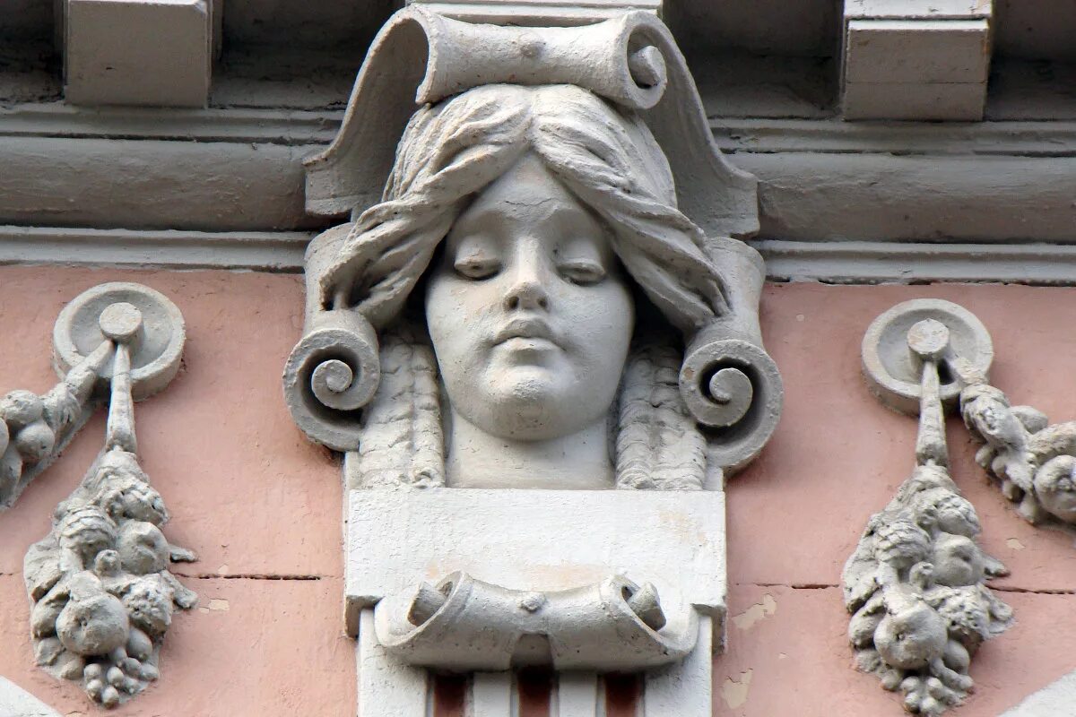 здание лики. здание лики. маскарон горгулья. маскарон горгулья. здание лики.