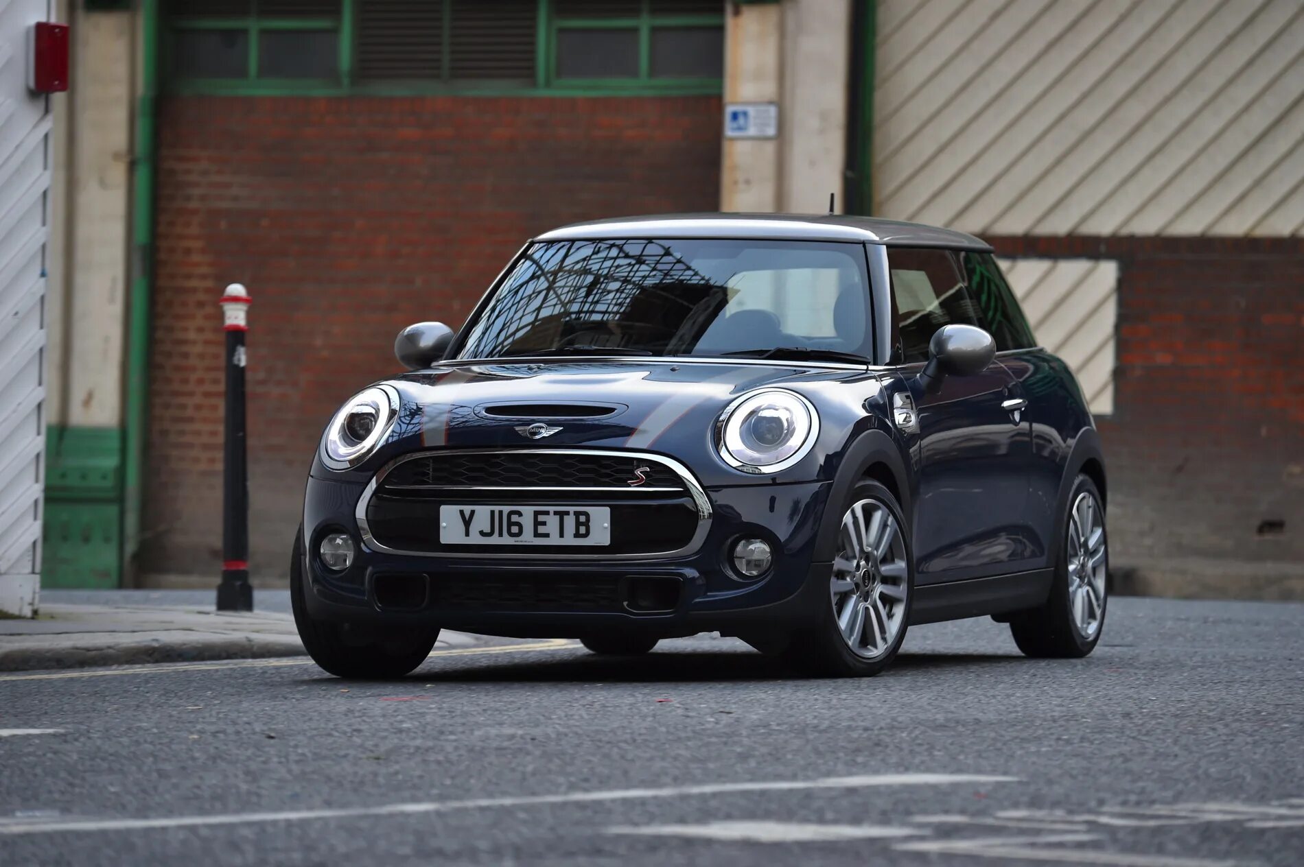 Мини вариант. Мини купер 2016. mini cooper s 2016. mini cooper 7 seven. mini cooper hatch s 2016.