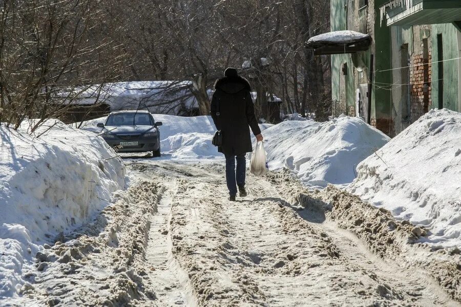 Снег по колено. Утопает в снегу. Сугробы по колено