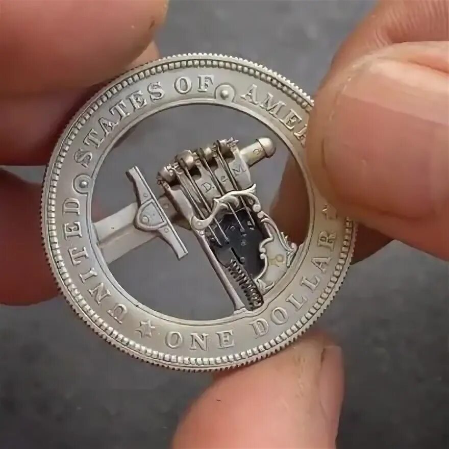 Однодолларовая монета с механизмом. Сувенирный доллар монета. Необычная 1-долларовая монета с тайным механизмом. Пятидолларовая монета.