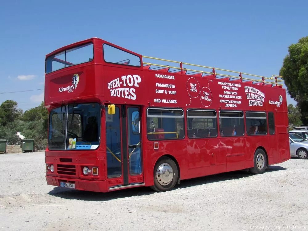 Красный автобус. Красный экскурсионный автобус. Красный автобус на Кипре. Экскурсионный автобус красный одноэтажный.
