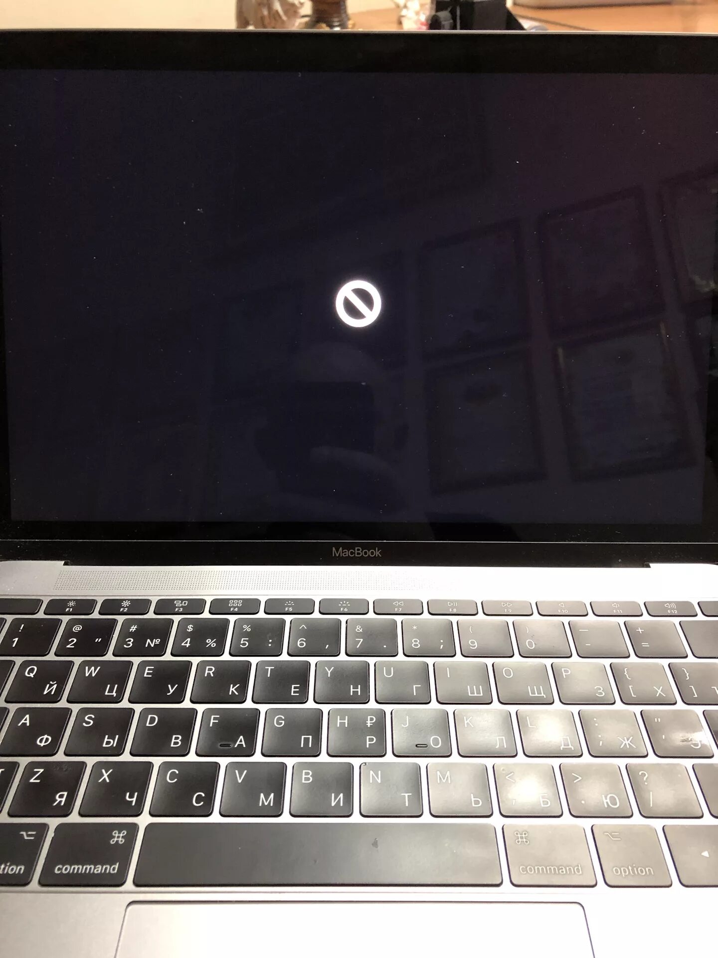 Как включается macbook. Ноутбук макбук про mc 375 фото. Макбук включенный. Не включает макбук. Загрузки макбук.