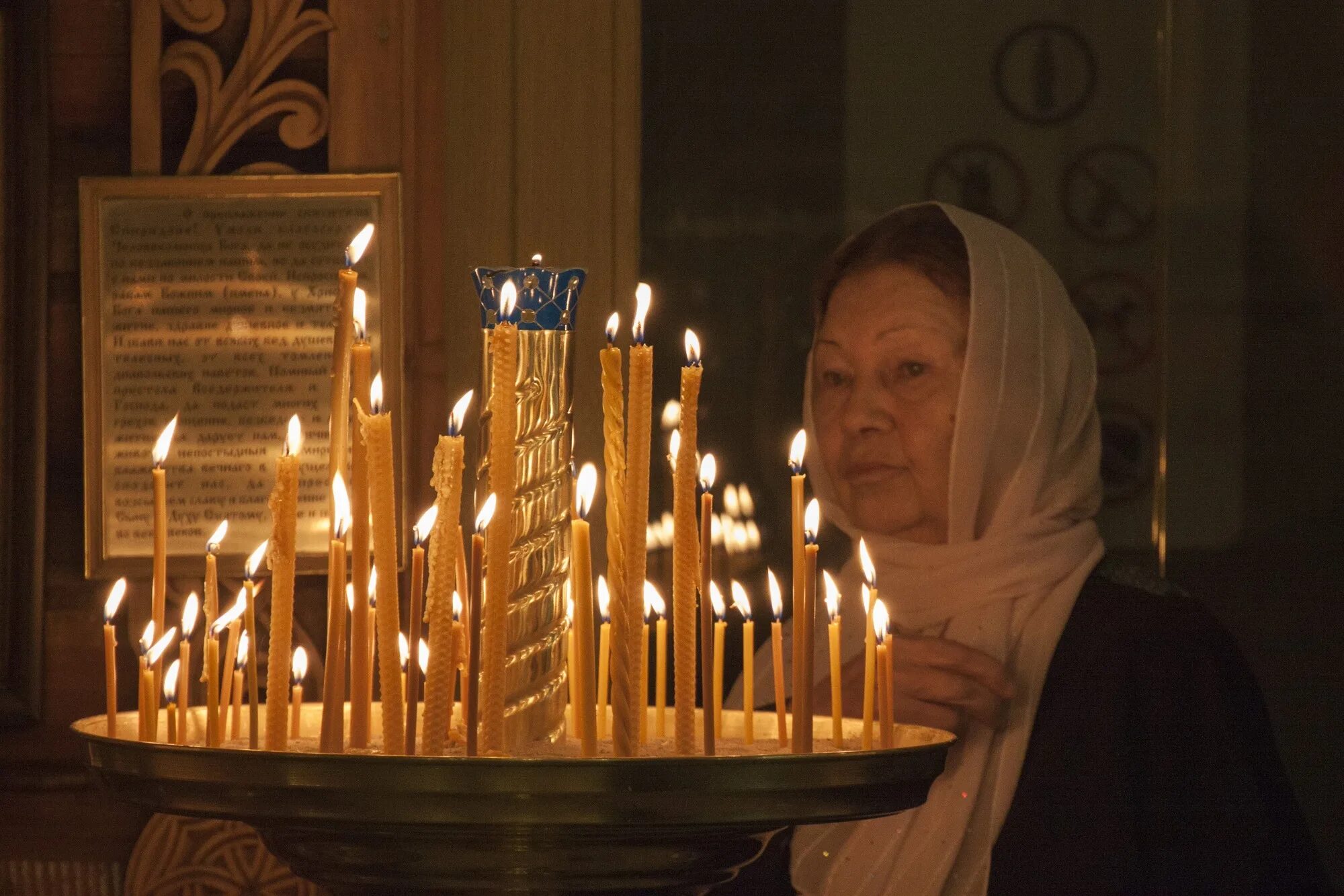 Свечи в церкви. Свечи в православном храме. Свеча за здравие. Свечи на подсвечнике в храме.